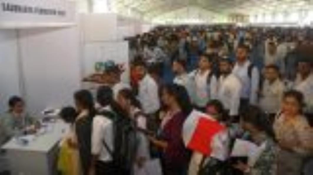 कॉल्विन तालुकेदार्स कॉलेज में लखनऊ कौशल महोत्सव के आखिरी दिन बुधवार को उमड़ी नौजवानों की भीड़। 