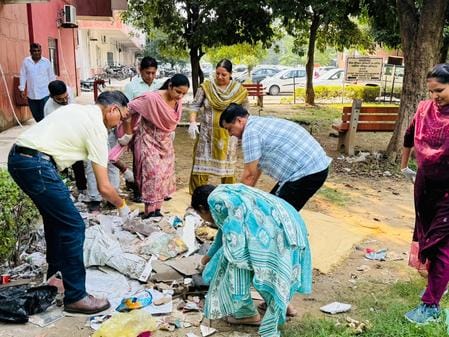कुरुक्षेत्र। अभियान के तहत सेक्टर 17 सफाई करते  पूर्व राज्य मंत्री सुभाष सुधा व नप चेयरमैन माफ