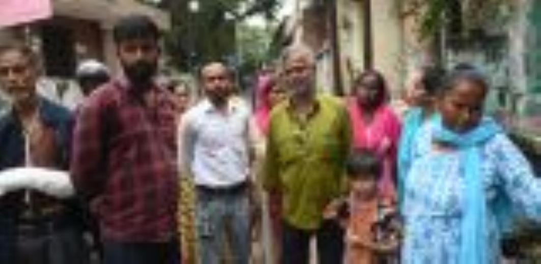 कैसरबाग में इसी स्थान पर गिरा था पेड़। लोगों ने बताई परेशानी। कैसरबाग में इसी स्थान पर गिरा था पेड़। लोगों ने बताई परेशानी।