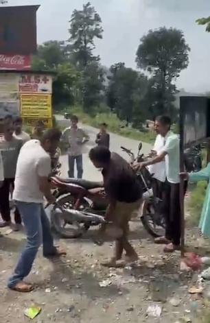 कटपत्थर में युवक को हॉकी से पीटता दूसरा युवक। टैग वीडियो ग्रैब