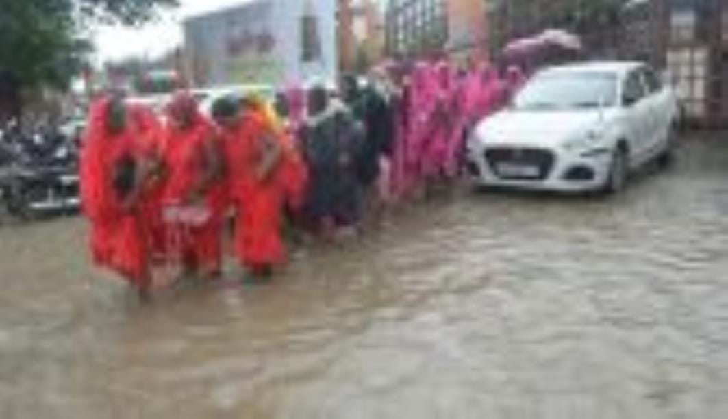लखनऊ में बुधवार को मूसलाधार बारिश के बाद सड़क व घरों में जलभराव और बारिश में भीगते लोग। लखनऊ में बुधवार को मूसलाधार बारिश के बाद सड़क व घरों में जलभराव और बारिश में भीगते लोग।