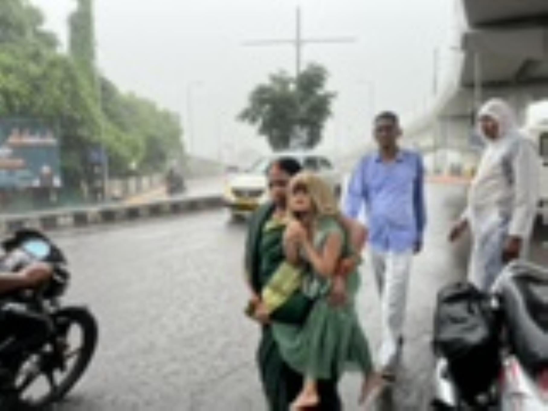 लखनऊ में बुधवार को मूसलाधार बारिश के बाद सड़क व घरों में जलभराव और बारिश में भीगते लोग। लखनऊ में बुधवार को मूसलाधार बारिश के बाद सड़क व घरों में जलभराव और बारिश में भीगते लोग।