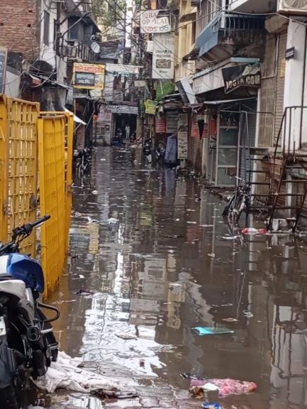 लखनऊ में बुधवार को मूसलाधार बारिश के बाद सड़क व घरों में जलभराव और बारिश में भीगते लोग। लखनऊ में बुधवार को मूसलाधार बारिश के बाद सड़क व घरों में जलभराव और बारिश में भीगते लोग।
