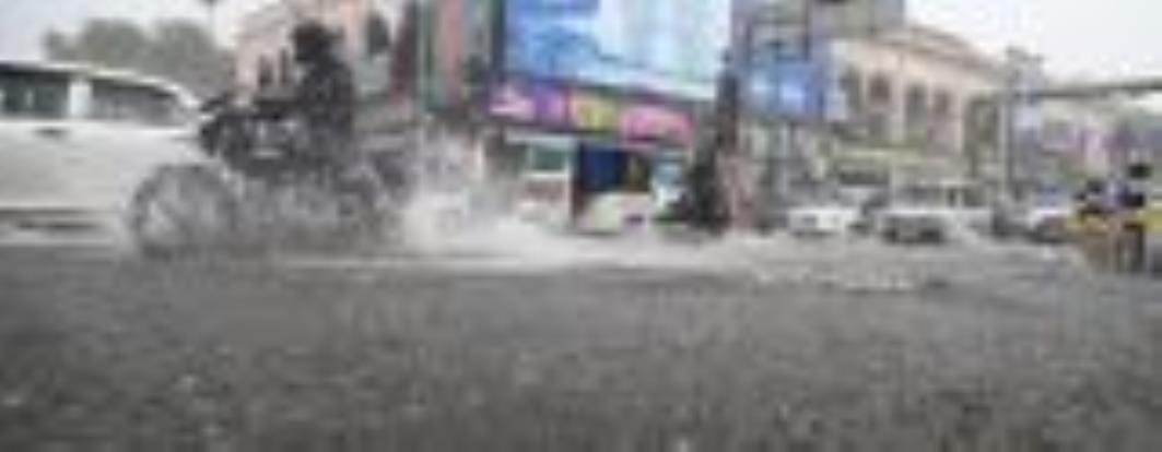 लखनऊ में बुधवार को मूसलाधार बारिश के बाद सड़क व घरों में जलभराव और बारिश में भीगते लोग। लखनऊ में बुधवार को मूसलाधार बारिश के बाद सड़क व घरों में जलभराव और बारिश में भीगते लोग।