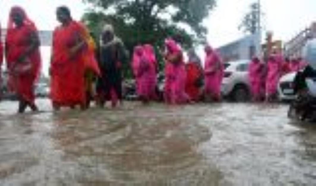 लखनऊ में बुधवार को मूसलाधार बारिश के बाद सड़क व घरों में जलभराव और बारिश में भीगते लोग। लखनऊ में बुधवार को मूसलाधार बारिश के बाद सड़क व घरों में जलभराव और बारिश में भीगते लोग।