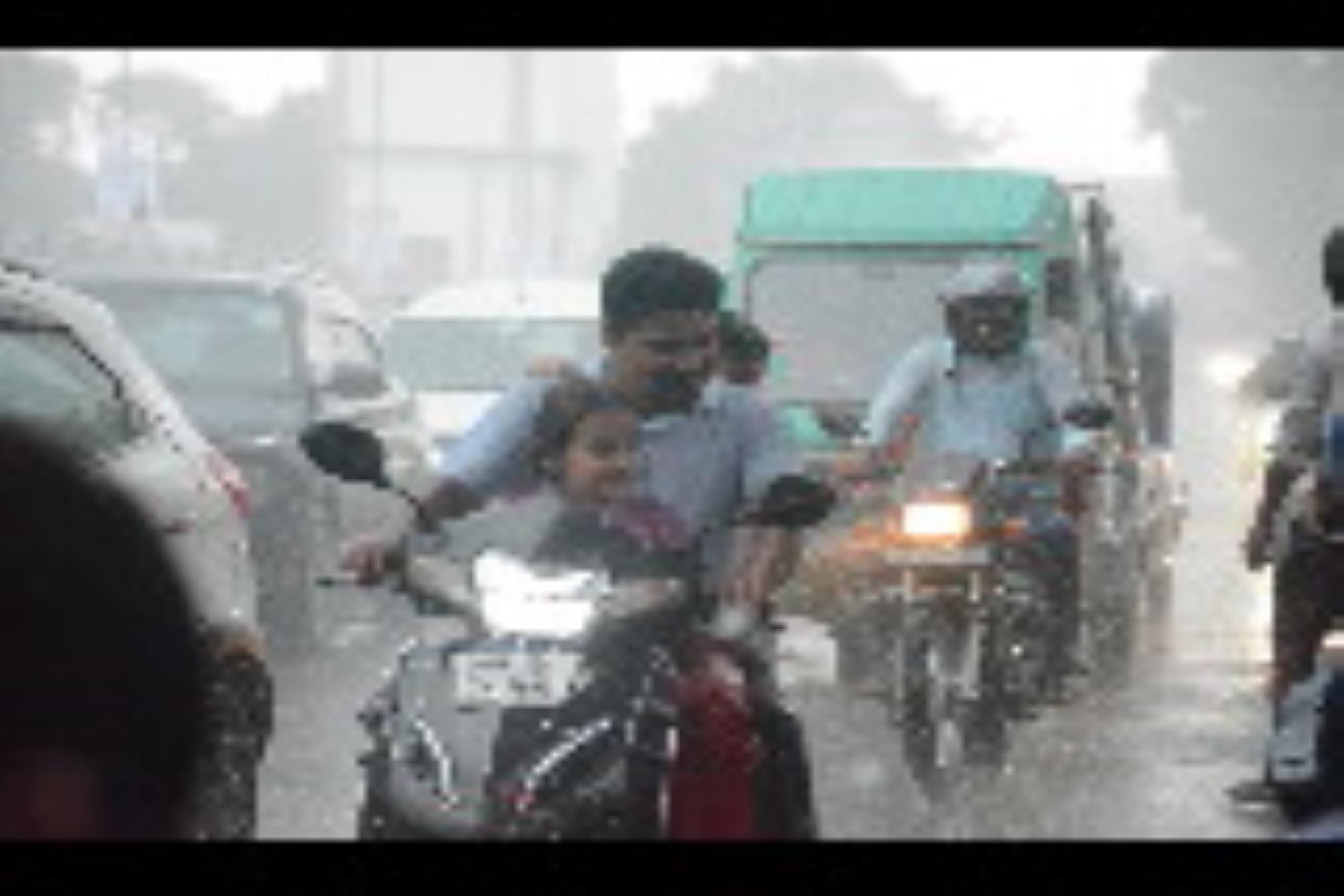 लखनऊ में बुधवार को मूसलाधार बारिश के बाद सड़क व घरों में जलभराव और बारिश में भीगते लोग। लखनऊ में बुधवार को मूसलाधार बारिश के बाद सड़क व घरों में जलभराव और बारिश में भीगते लोग।