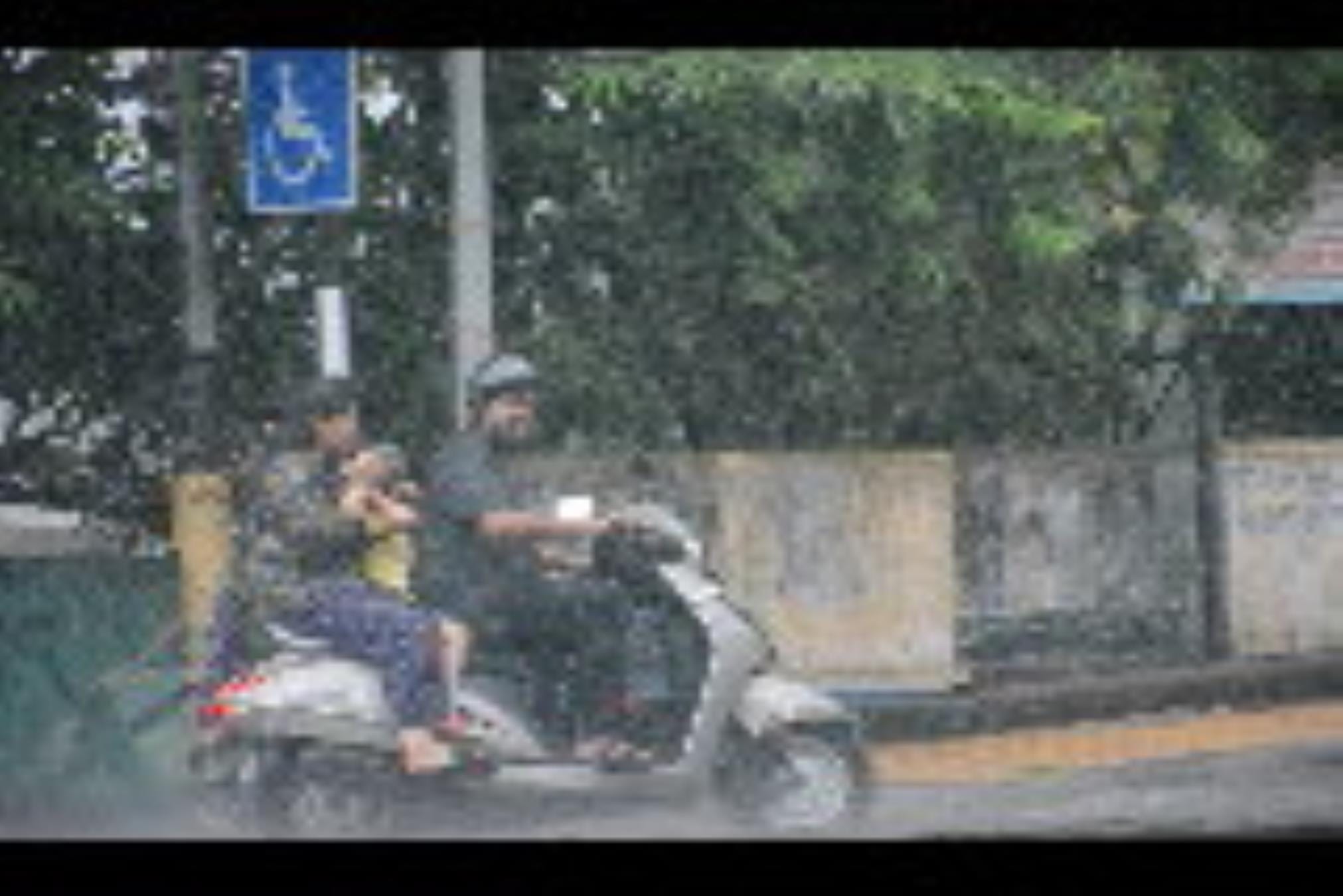लखनऊ में बुधवार को मूसलाधार बारिश के बाद सड़क व घरों में जलभराव और बारिश में भीगते लोग। लखनऊ में बुधवार को मूसलाधार बारिश के बाद सड़क व घरों में जलभराव और बारिश में भीगते लोग।