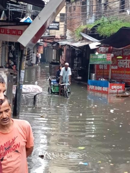 लखनऊ में बुधवार को मूसलाधार बारिश के बाद सड़क व घरों में जलभराव और बारिश में भीगते लोग। लखनऊ में बुधवार को मूसलाधार बारिश के बाद सड़क व घरों में जलभराव और बारिश में भीगते लोग।