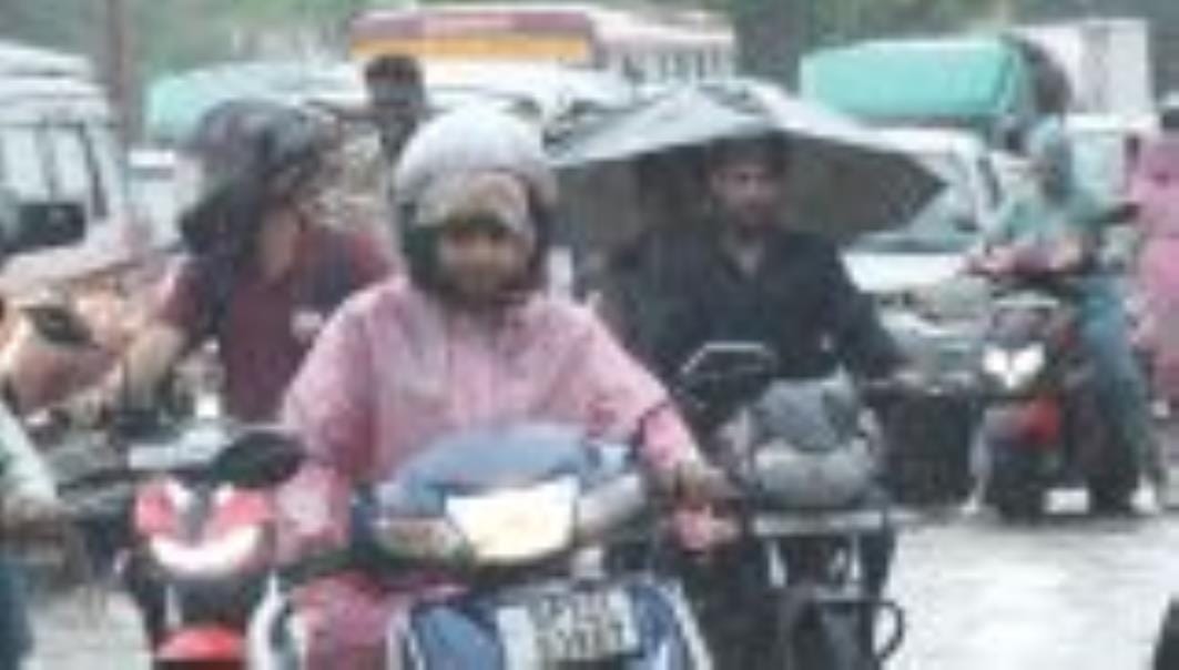 लखनऊ में बुधवार को मूसलाधार बारिश के बाद सड़क व घरों में जलभराव और बारिश में भीगते लोग। लखनऊ में बुधवार को मूसलाधार बारिश के बाद सड़क व घरों में जलभराव और बारिश में भीगते लोग।