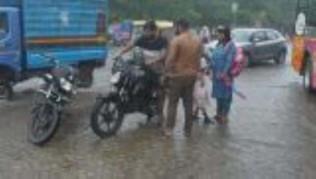 लखनऊ में बुधवार को मूसलाधार बारिश के बाद सड़क व घरों में जलभराव और बारिश में भीगते लोग। लखनऊ में बुधवार को मूसलाधार बारिश के बाद सड़क व घरों में जलभराव और बारिश में भीगते लोग।