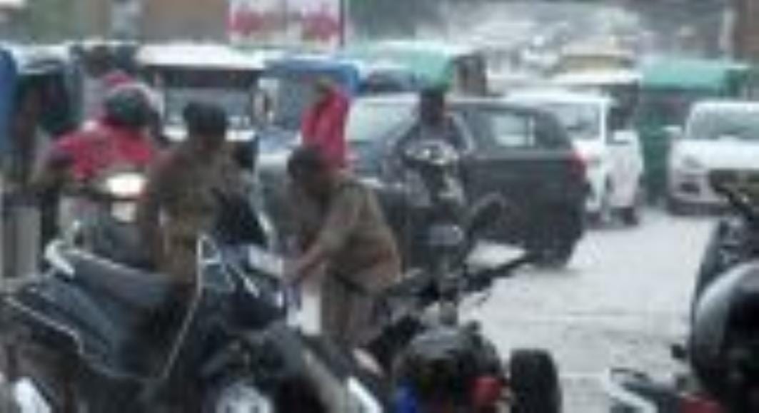लखनऊ में बुधवार को मूसलाधार बारिश के बाद सड़क व घरों में जलभराव और बारिश में भीगते लोग। लखनऊ में बुधवार को मूसलाधार बारिश के बाद सड़क व घरों में जलभराव और बारिश में भीगते लोग।