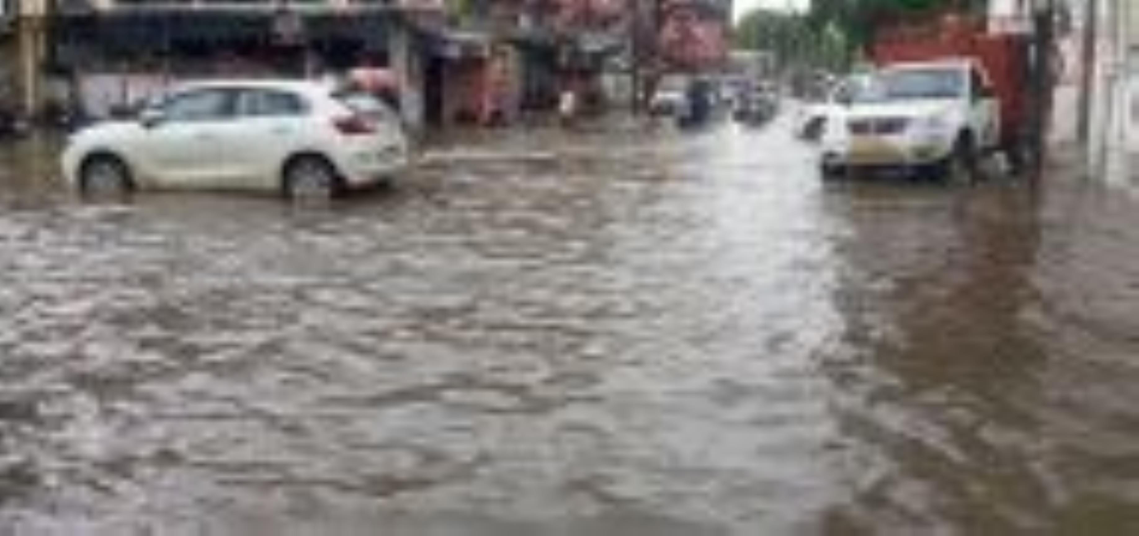 लखनऊ में बुधवार को मूसलाधार बारिश के बाद सड़क व घरों में जलभराव और बारिश में भीगते लोग। लखनऊ में बुधवार को मूसलाधार बारिश के बाद सड़क व घरों में जलभराव और बारिश में भीगते लोग।