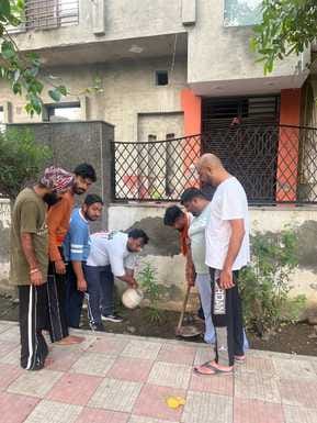 मॉडल टाउन में प्रधानमंत्री नरेंद्र मोदी के जन्मदिवस पर झाडू लगाते विधायक प्रमोद विज। स्रोत : नि मॉडल टाउन में प्रधानमंत्री नरेंद्र मोदी के जन्मदिवस पर झाडू लगाते विधायक प्रमोद विज। स्रोत : नि