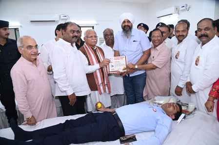 मॉडल टाउन में प्रधानमंत्री नरेंद्र मोदी के जन्मदिवस पर झाडू लगाते विधायक प्रमोद विज। स्रोत : नि मॉडल टाउन में प्रधानमंत्री नरेंद्र मोदी के जन्मदिवस पर झाडू लगाते विधायक प्रमोद विज। स्रोत : नि