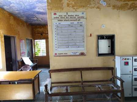 निगोही की लोहरगवां पीएचसी में सूना पड़ा दवा काउंटर। संवाद निगोही की लोहरगवां पीएचसी में सूना पड़ा दवा काउंटर। संवाद