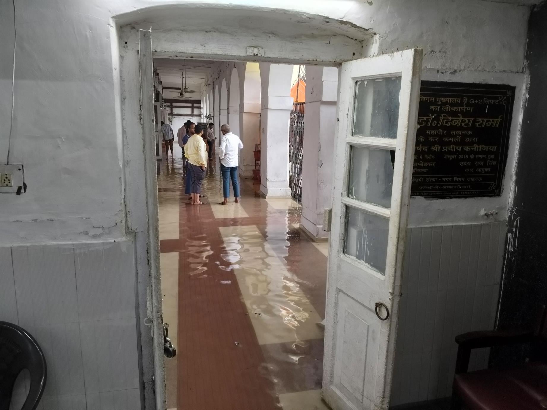 नगर निगम मुख्यालय में कमरे और बरामदों में भरा बारिश का पानी। 