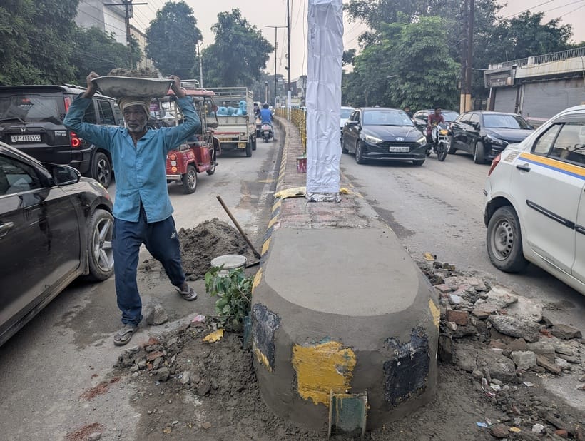 नेहरू नगर स्थित फ्लाईओवर पर पेंट करते कर्मी। संवाद नेहरू नगर स्थित फ्लाईओवर पर पेंट करते कर्मी। संवाद