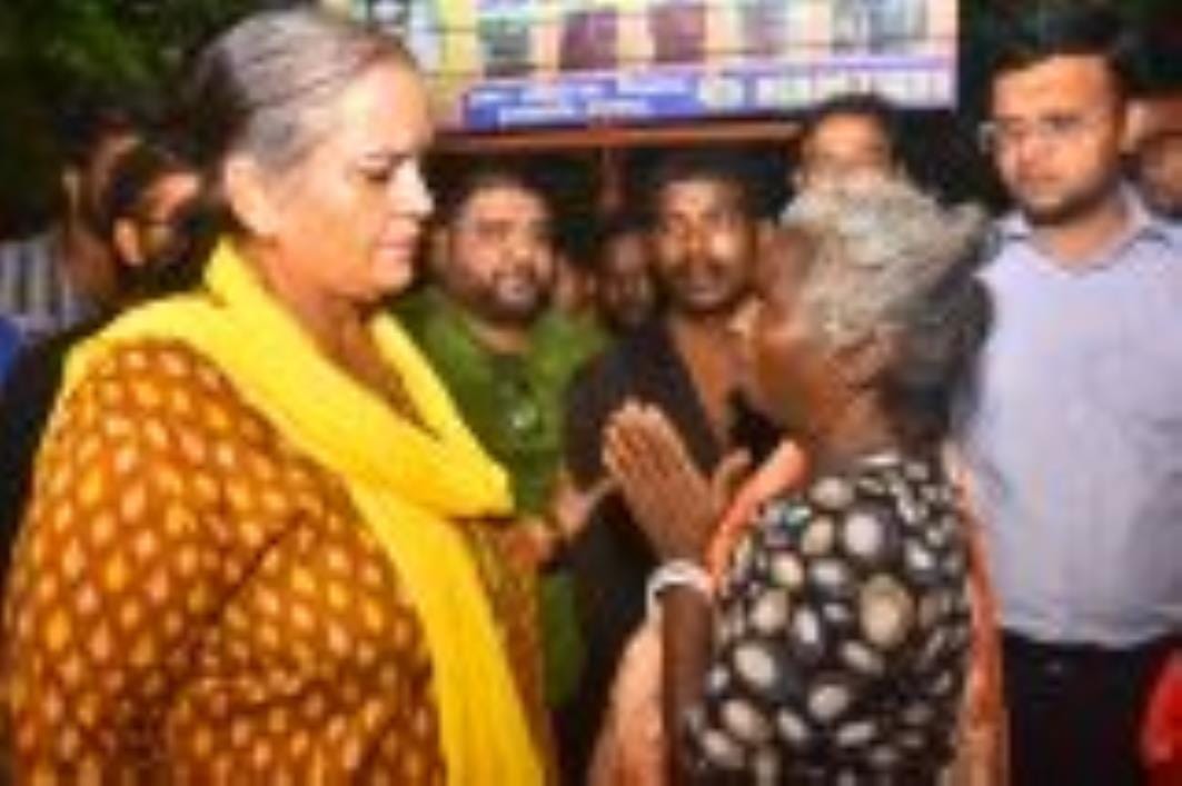 नाले की टूटी रेलिंग।