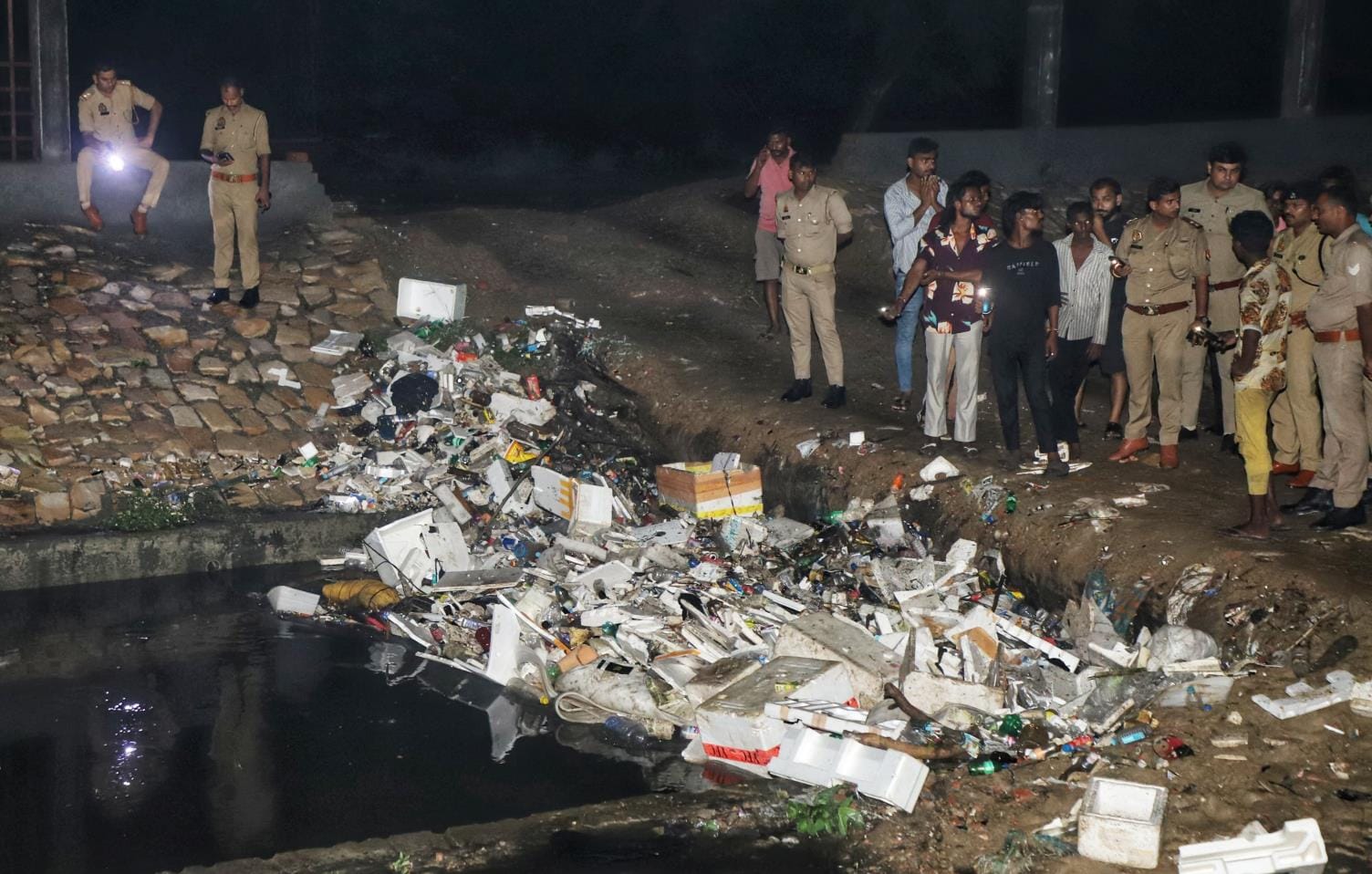 नाले की टूटी रेलिंग।