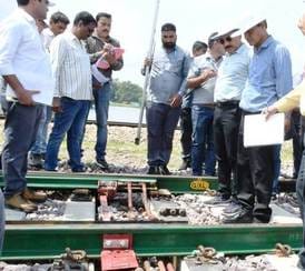 निरीक्षण करते रेल संरक्षा आयुक्त प्रणजीव सक्सेना। स्रोत : रेलवे निरीक्षण करते रेल संरक्षा आयुक्त प्रणजीव सक्सेना। स्रोत : रेलवे