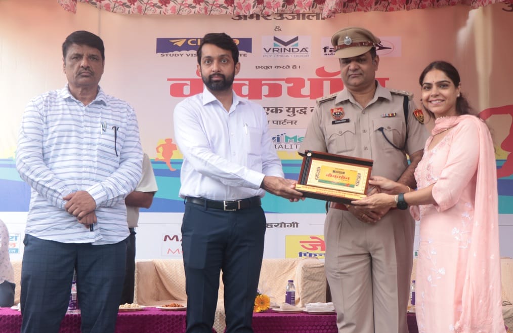 नशे के विरूद्ध जागरूकता रैली निकालते स्कूलों के विद्यार्थी। संवाद नशे के विरूद्ध जागरूकता रैली निकालते स्कूलों के विद्यार्थी। संवाद