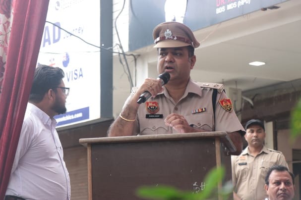 नशे के विरूद्ध जागरूकता रैली निकालते स्कूलों के विद्यार्थी। संवाद नशे के विरूद्ध जागरूकता रैली निकालते स्कूलों के विद्यार्थी। संवाद