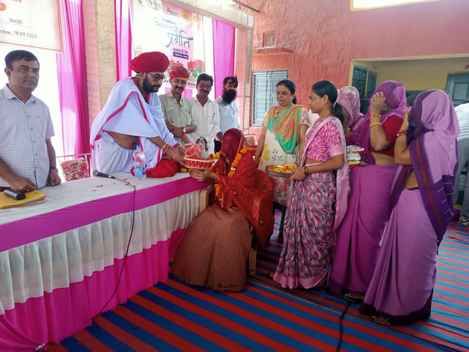 सिरोही। पंचायतीराज राज्य मंत्री ओटाराम देवासी ने विभिन्न  शिविरों का निरीक्षण कर आमजन से संवाद 