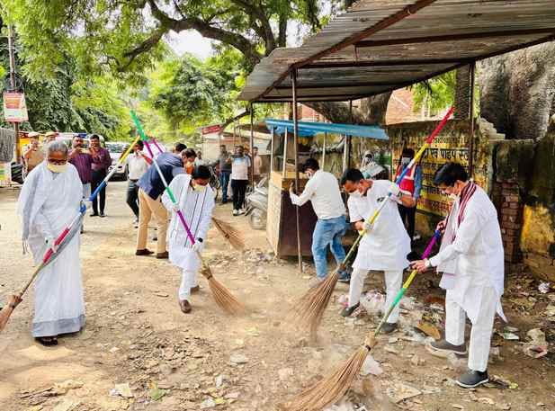 सैदपुर में जन्मदिन पर लाइव प्रसारण देखते लोग। संवाद सैदपुर में जन्मदिन पर लाइव प्रसारण देखते लोग। संवाद