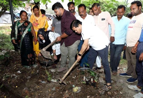 सैदपुर में जन्मदिन पर लाइव प्रसारण देखते लोग। संवाद सैदपुर में जन्मदिन पर लाइव प्रसारण देखते लोग। संवाद