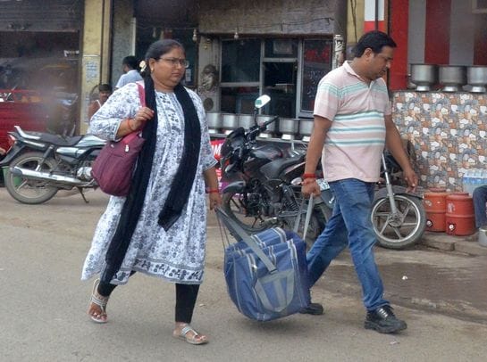 शाहजहांपुर में ई-बस चालकों से वार्ता करते निगम के अधिकारी। स्रोत: वीडियो ग्रेब शाहजहांपुर में ई-बस चालकों से वार्ता करते निगम के अधिकारी। स्रोत: वीडियो ग्रेब