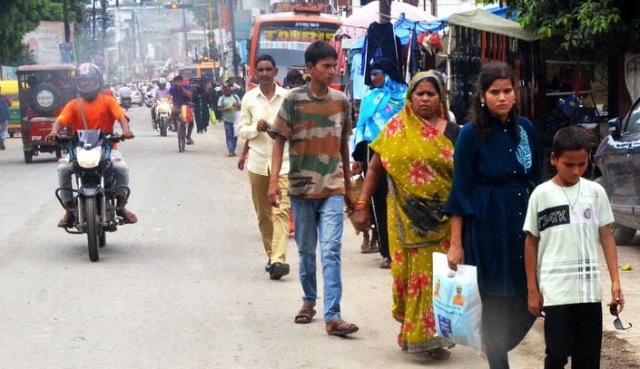 शाहजहांपुर में ई-बस चालकों से वार्ता करते निगम के अधिकारी। स्रोत: वीडियो ग्रेब शाहजहांपुर में ई-बस चालकों से वार्ता करते निगम के अधिकारी। स्रोत: वीडियो ग्रेब