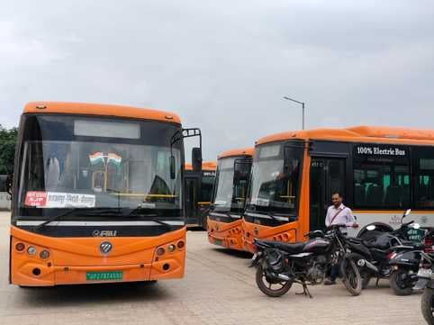 शाहजहांपुर में ई-बस चालकों से वार्ता करते निगम के अधिकारी। स्रोत: वीडियो ग्रेब शाहजहांपुर में ई-बस चालकों से वार्ता करते निगम के अधिकारी। स्रोत: वीडियो ग्रेब