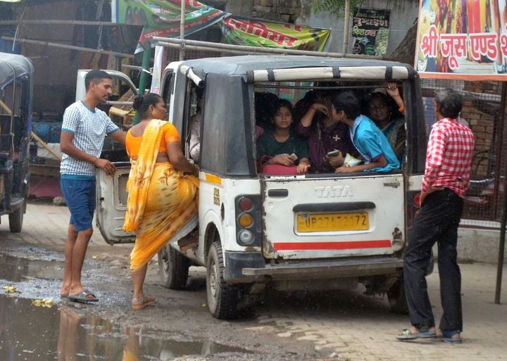 शाहजहांपुर में ई-बस चालकों से वार्ता करते निगम के अधिकारी। स्रोत: वीडियो ग्रेब शाहजहांपुर में ई-बस चालकों से वार्ता करते निगम के अधिकारी। स्रोत: वीडियो ग्रेब