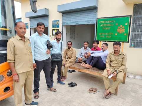 शाहजहांपुर में ई-बस चालकों से वार्ता करते निगम के अधिकारी। स्रोत: वीडियो ग्रेब शाहजहांपुर में ई-बस चालकों से वार्ता करते निगम के अधिकारी। स्रोत: वीडियो ग्रेब