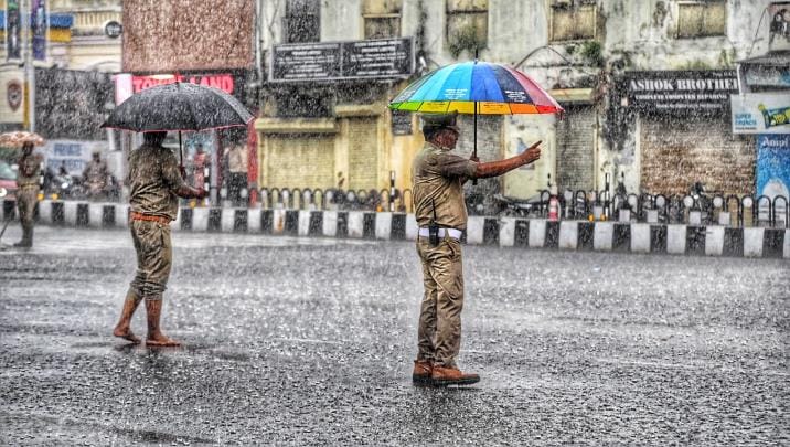 शहर में बारिश और जलभराव।