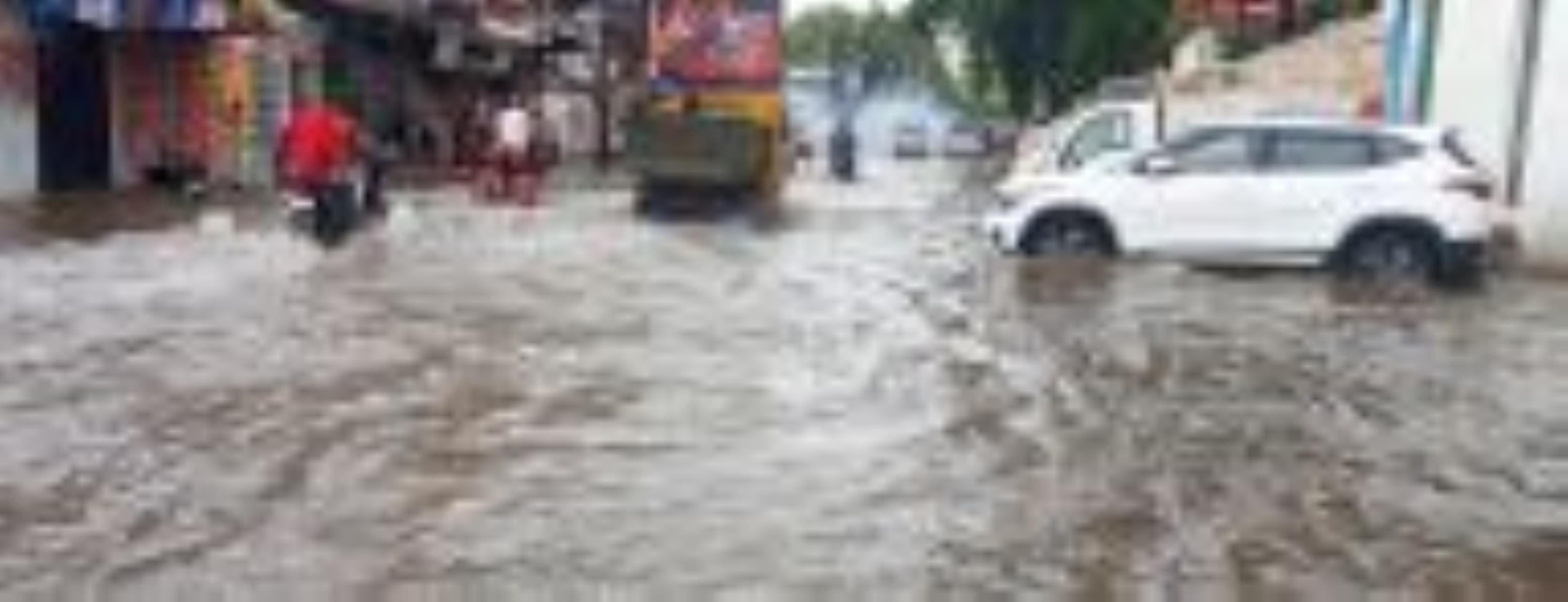 शहर में बारिश और जलभराव।