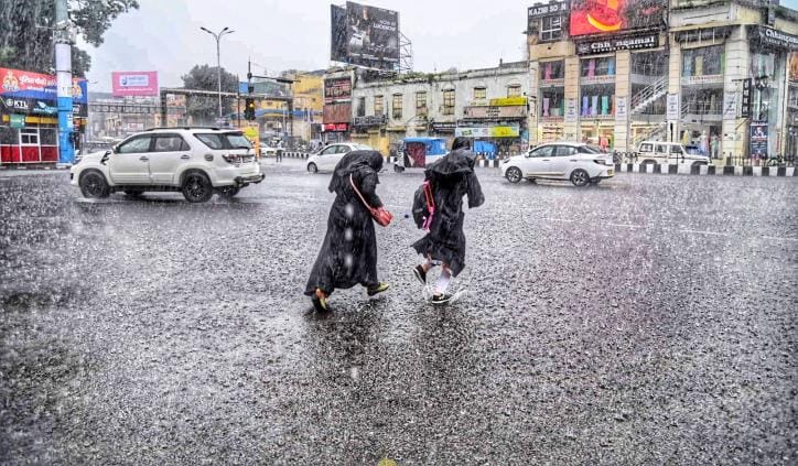 शहर में बारिश और जलभराव।