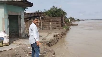शारदा की तेज धारा में समाता हुआ नेकपाल का घर। स्रोत : वीडियो ग्रैब