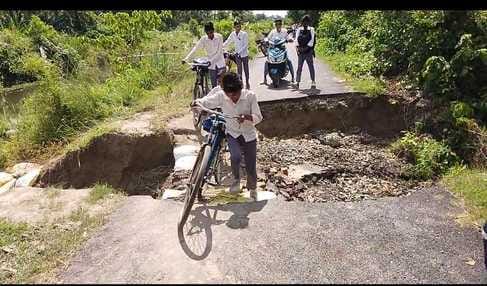 शारदा नदी के तेज बहाव से कटा श्रीनगर ग्रंट नंबर 12 गांव के बीच बना रपटा पुल।संवाद शारदा नदी के तेज बहाव से कटा श्रीनगर ग्रंट नंबर 12 गांव के बीच बना रपटा पुल।संवाद