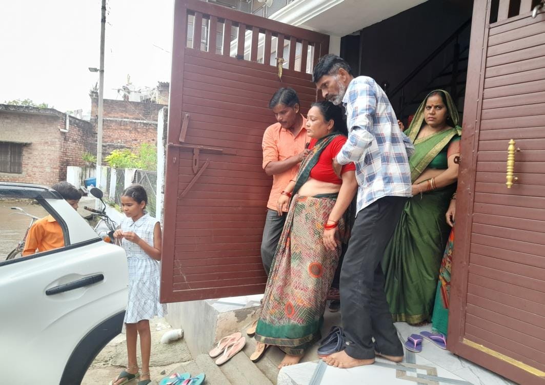 यश की मां को अस्पताल लेकर जाते परिजन और घर में जुटी महिलाएं। यश की मां को अस्पताल लेकर जाते परिजन और घर में जुटी महिलाएं।