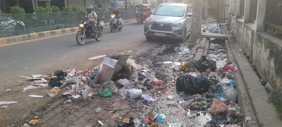 24  रोहतक स्थित झज्जर रोड मोड़ पर शाम 5 बजकर 39 मिंट पर पड़ा कचरा। संवाद