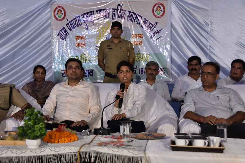 248....दुमाड़ा गांव में उपायुक्त के सामने फरियाद रखती ग्रामीण युवती  डीआईपीआरओ