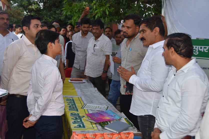 248....दुमाड़ा गांव में उपायुक्त के सामने फरियाद रखती ग्रामीण युवती  डीआईपीआरओ