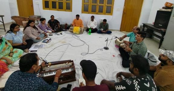 बंगाली क्लब में महिषासुर मर्दिनी नृत्य नाटिका की तैयारी करते बंगाली समाज के युवा। महिषासुर मर्द