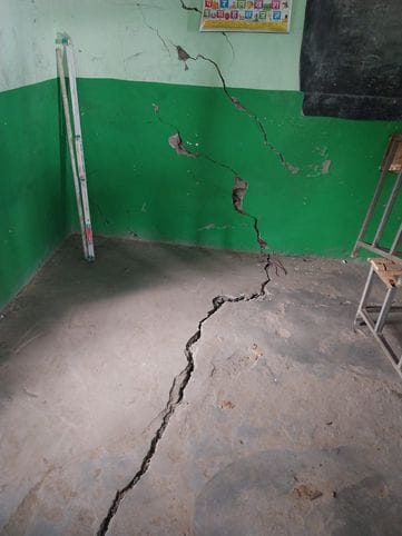 भूस्खलन की चपेट में आने से क्षतिग्रस्त हुआ प्राथमिक स्कूल रोहड़ीधार। संवाद भूस्खलन की चपेट में आने से क्षतिग्रस्त हुआ प्राथमिक स्कूल रोहड़ीधार। संवाद