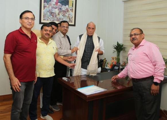 चिकनकारी हैंडीक्राफ्ट्स एसोसिएशन के प्रतिनिधिमंडल ने बृहस्पतिवार को रक्षामंत्री राजनाथ सिंह से 