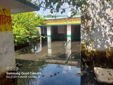 फोटो-16, पांचाल घाट बंधा स्कूल के चारों ओर भरा पानी। संवाद