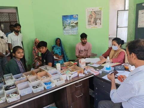 फोटो-19एयूआरपी15- असजना पीएचसी में आयोजित शिविर में पसरा सन्नाटा। संवाद फोटो-19एयूआरपी15- असजना पीएचसी में आयोजित शिविर में पसरा सन्नाटा। संवाद