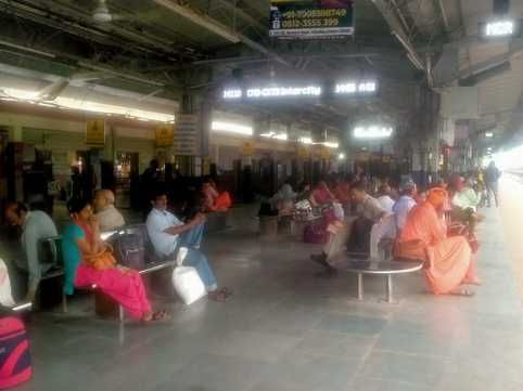 फोटो- 20 बांदा रेलवे स्टेशन में मेन ट्रैक पर खड़ी पेट्रोल वैगन की मालगाड़ी। संवाद