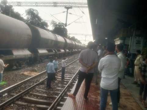 फोटो- 20 बांदा रेलवे स्टेशन में मेन ट्रैक पर खड़ी पेट्रोल वैगन की मालगाड़ी। संवाद